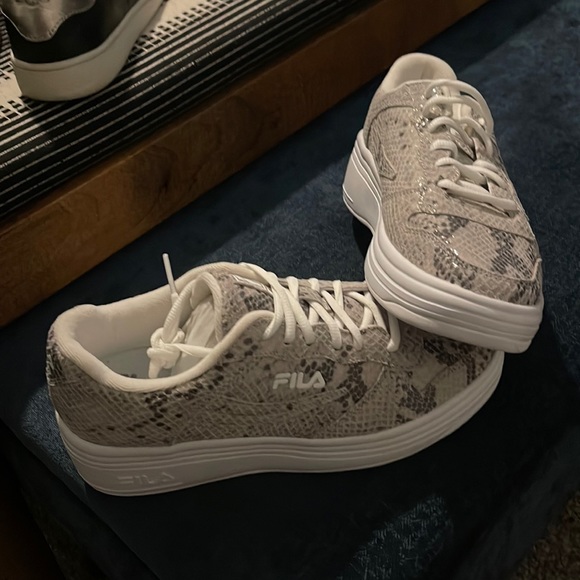 New never worn fila platform snake skin sneakers - Picture 1 of 4